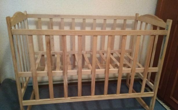 Детская кроватка 125х65х90 см на колесиках - изображение 1