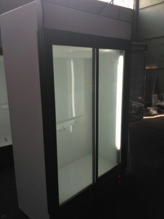 Холодильный двухдверный витринный шкаф бу под напитки - изображение 1