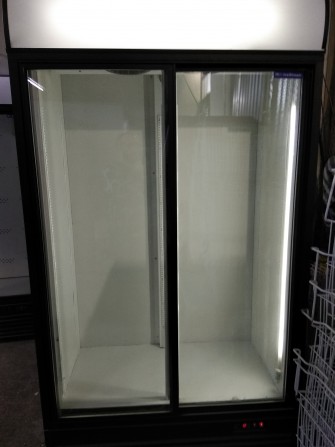 Холодильный шкаф б/у. Просторный, двухдверный витринный, высота 2.08м - изображение 1
