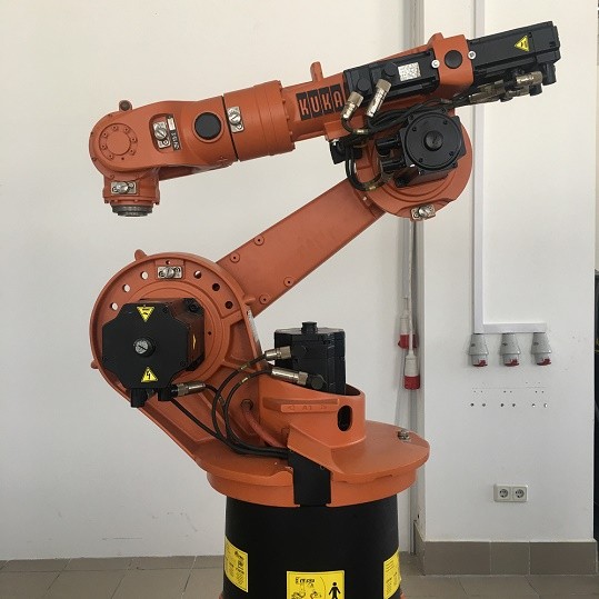 KUKA KR 15 - промышленный робот. В наличии. Доставка. - изображение 1