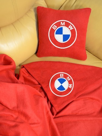 Плед подушка в авто с вышивкой логотипа, надписи, фото авто под заказ - изображение 1