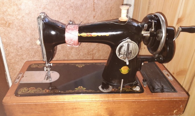 Швейная машинка Подольск с ручным приводом - изображение 1