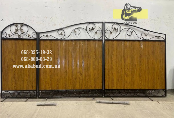 Кованые ворота с профнастилом. Распашные ворота с профнастилом - изображение 1