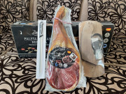 Іспанський хамон Deluxe Paleta Serrana з підставкою та ножем.