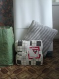 Комплект постельного белья: плед и декоративная подушка.